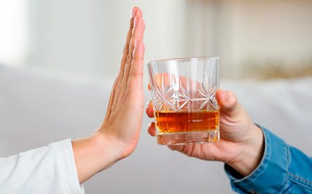 Мужская рука отказывается от алкоголя